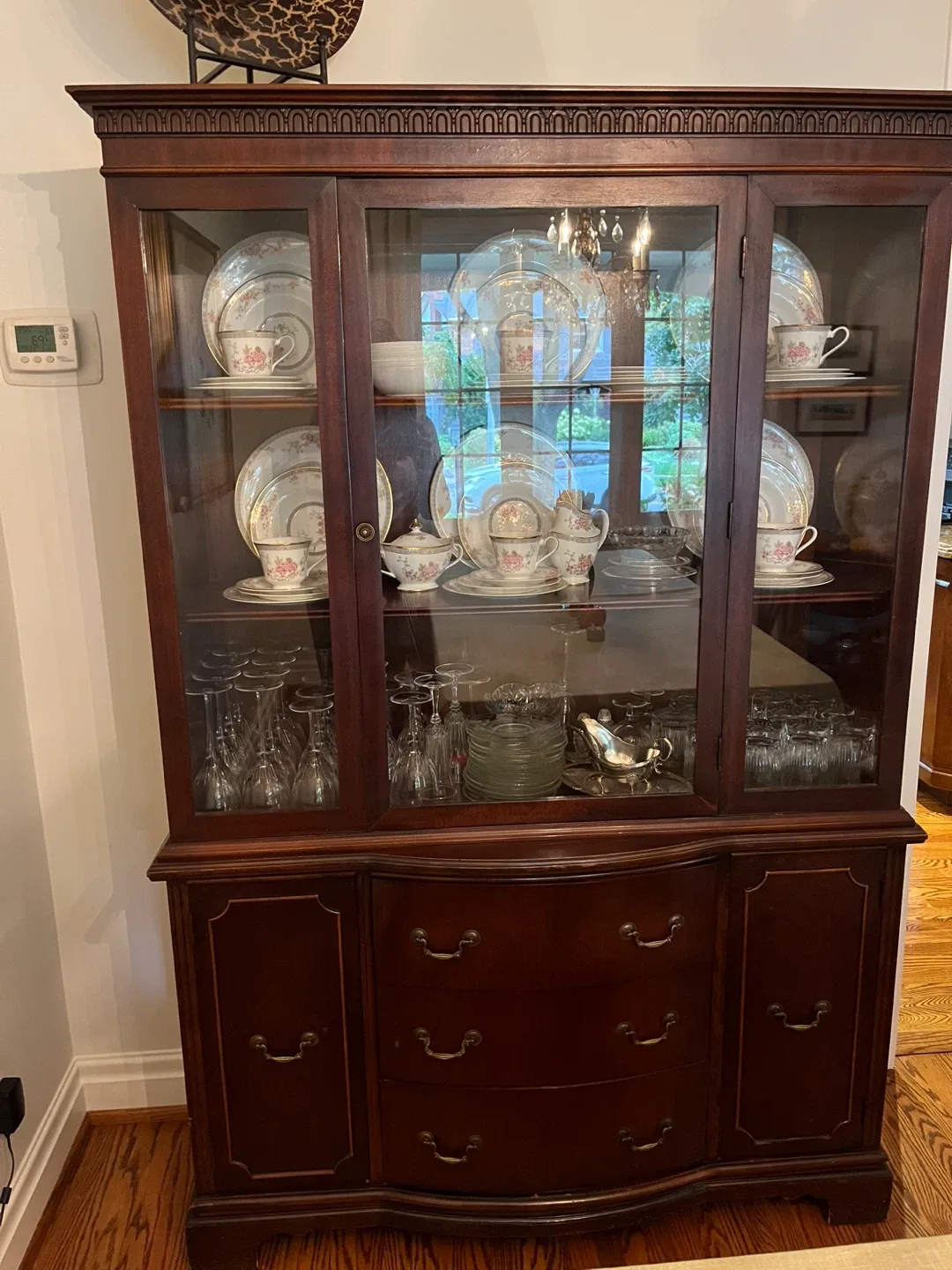 Mahogany China Cabinet image indicator(2)