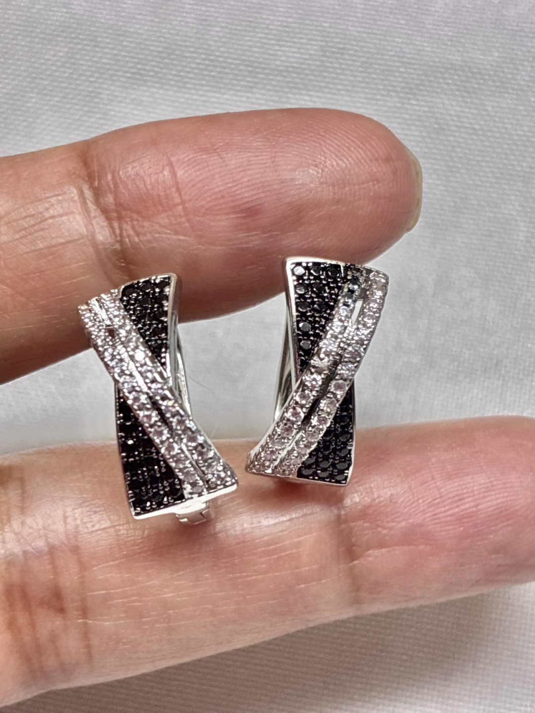 Stunning black and white cross earrings - photo 3