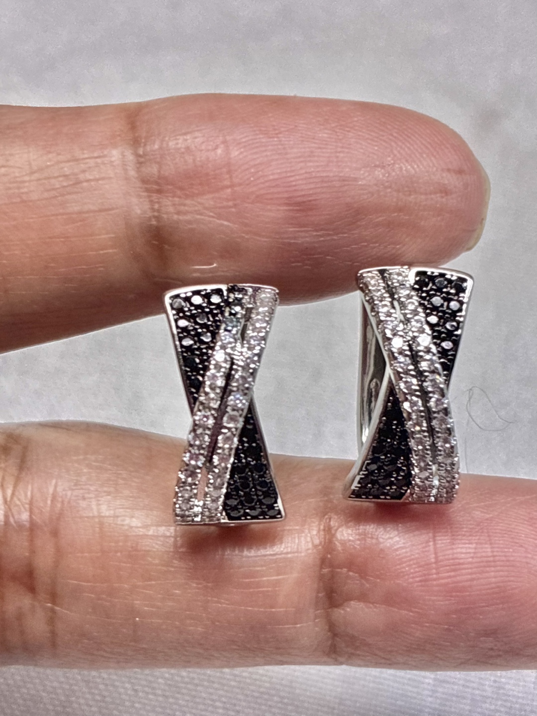 Stunning black and white cross earrings - photo 2