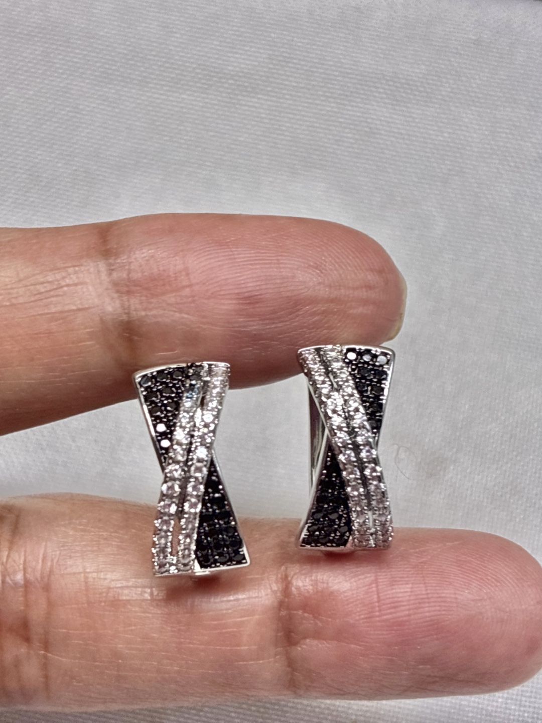 Stunning black and white cross earrings - photo 5