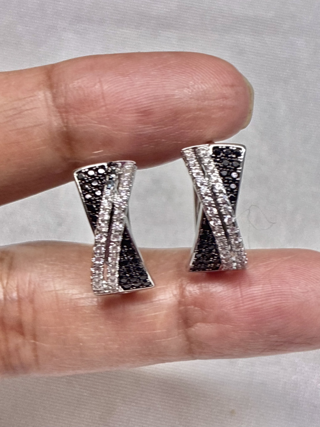 Stunning black and white cross earrings - photo 4