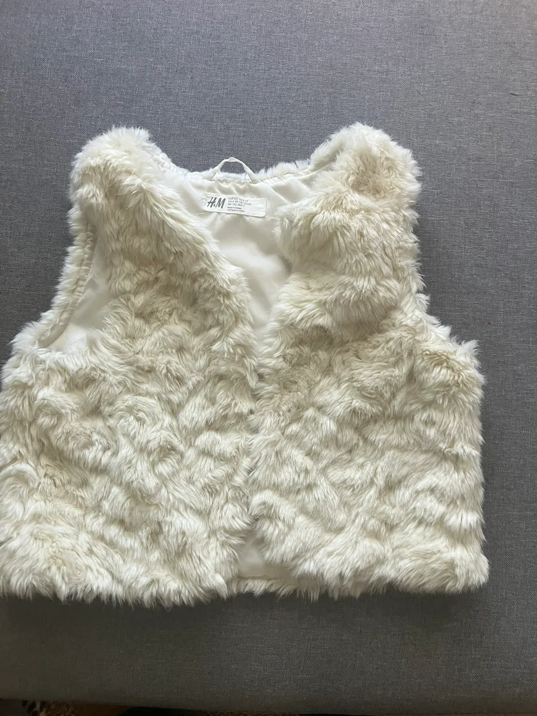 H&M Faux Fur Vest - Size 6-7Y image indicator(2)