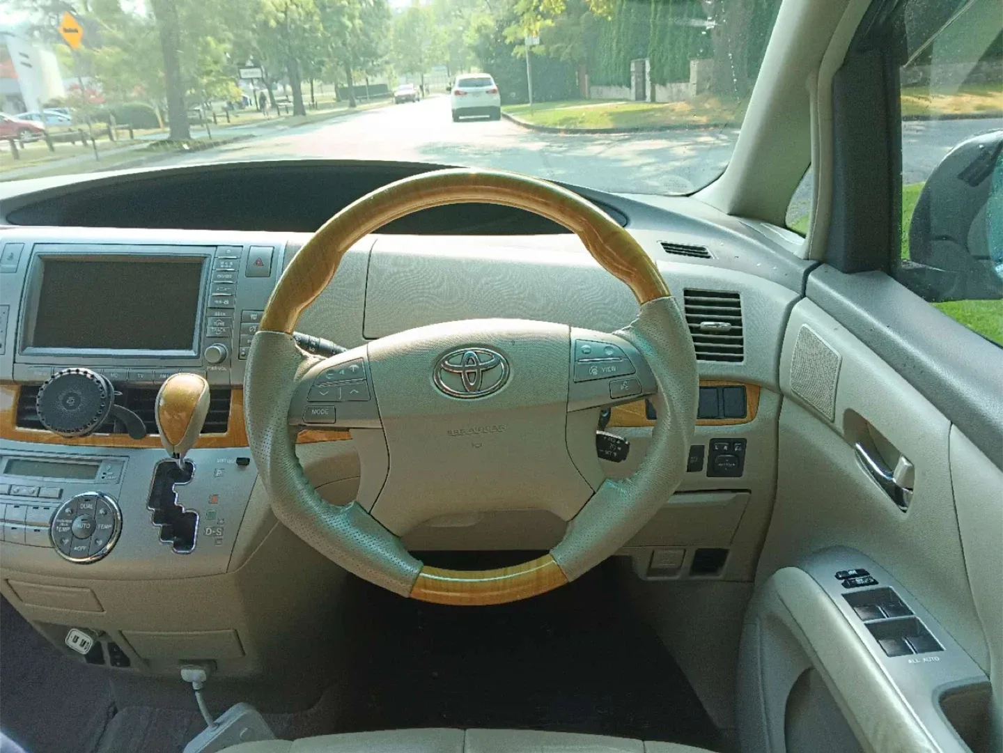 Toyota Estima Minivan image indicator(5)