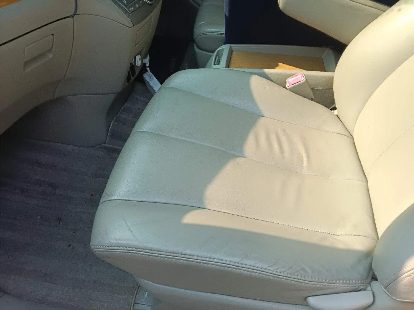 Toyota Estima Minivan image indicator(7)