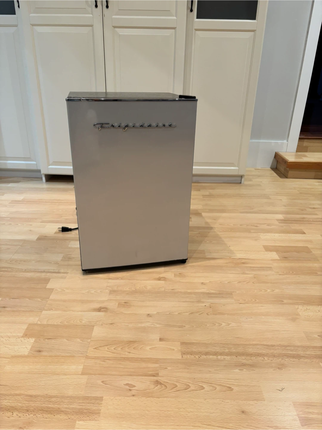 Frigidaire Compact Fridge (Bar fridge) - photo 5