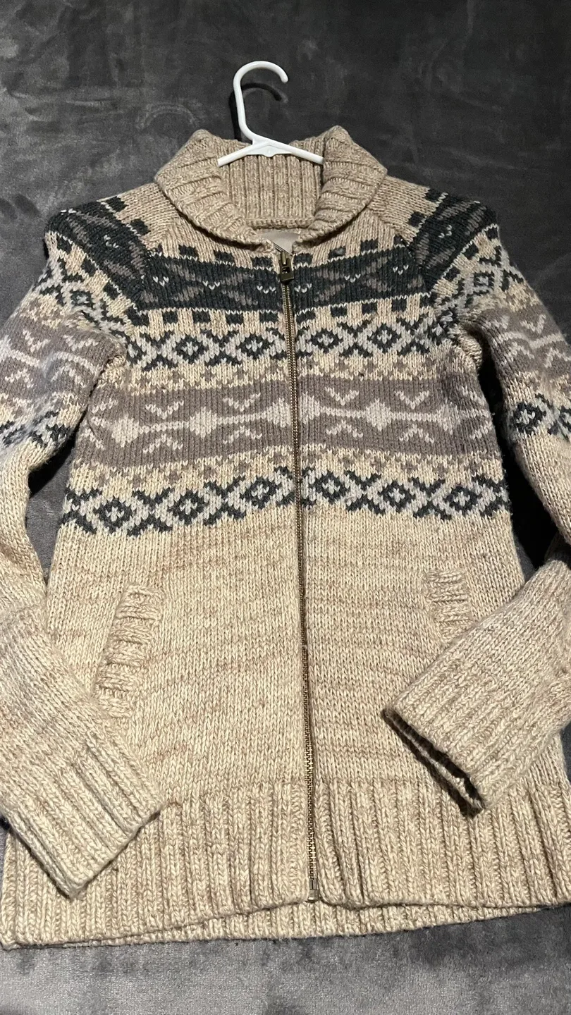 TNA, Adidas, Abercrombie, Beaver Canoe Hoodies image indicator(7)