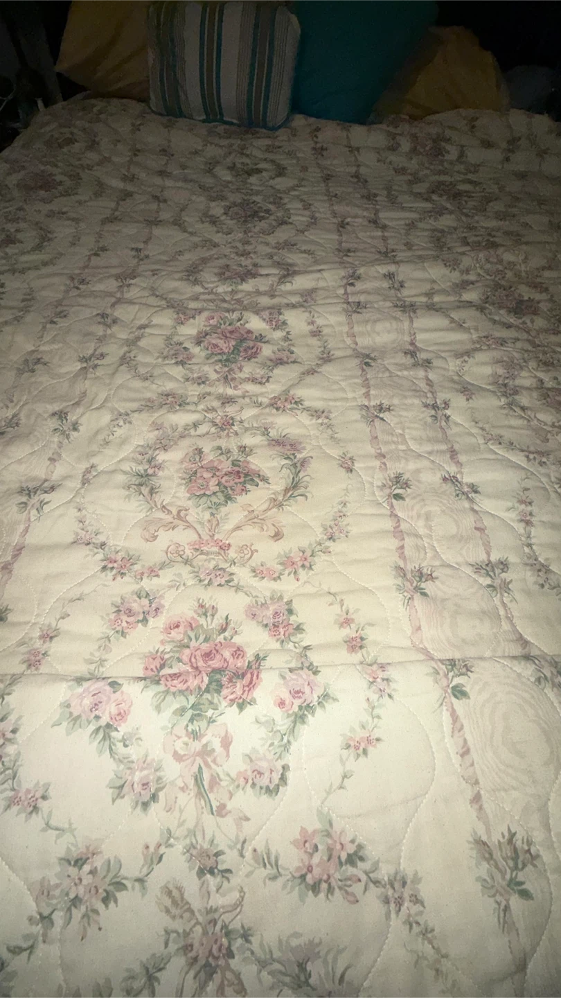 Floral Patterned Quilt - photo 5