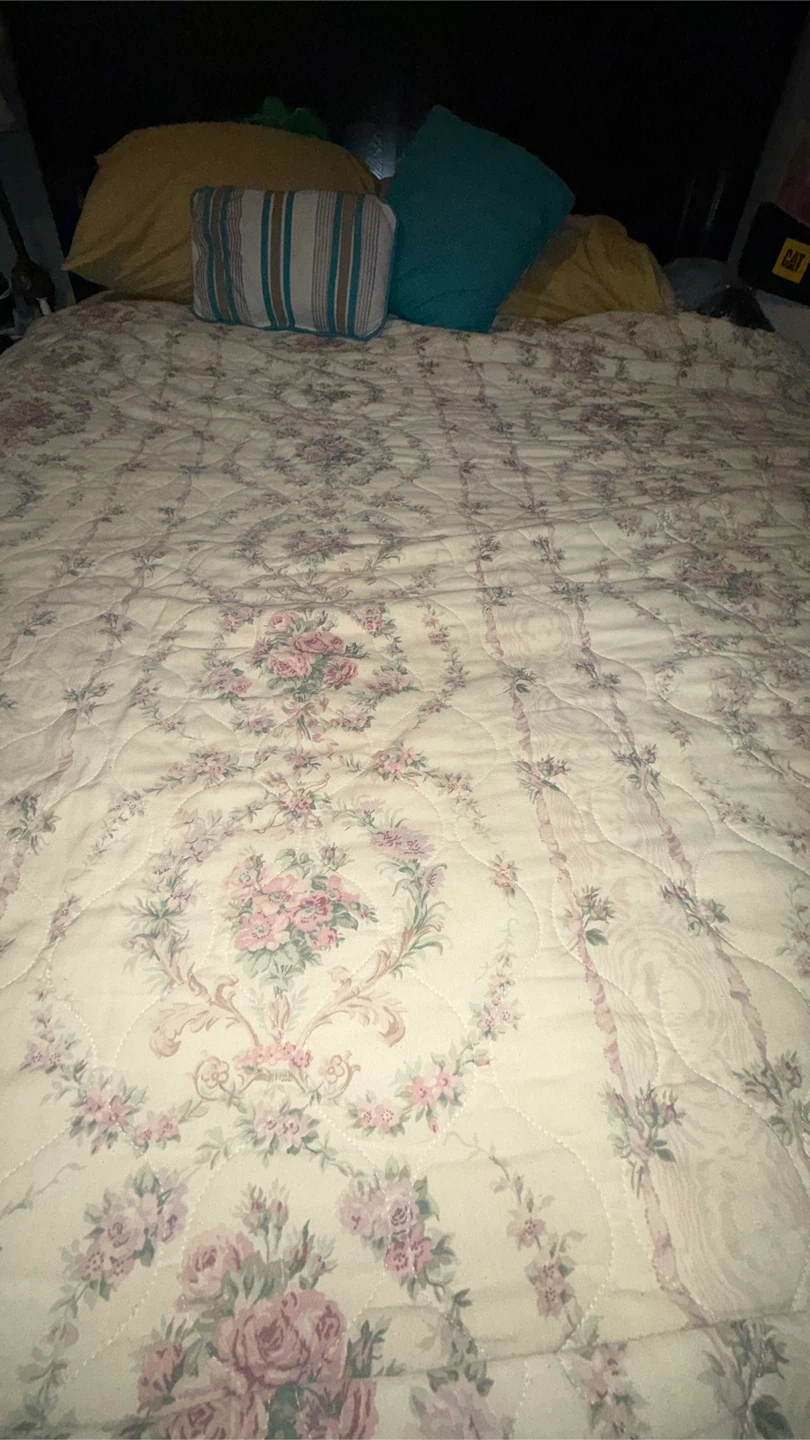 Floral Patterned Quilt - photo 4
