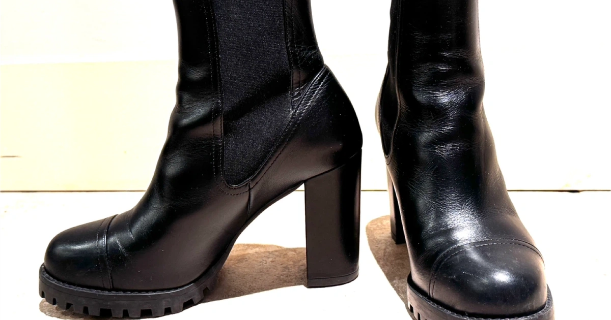 Stuart Weitzman Wenda Bootie in black leather (US UK Karrot