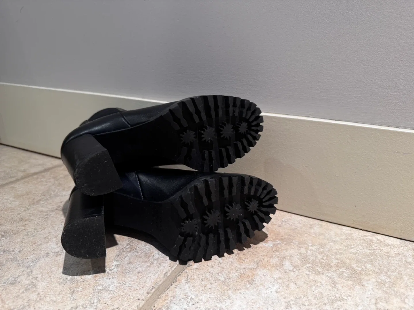 Stuart Weitzman Wenda Bootie in black leather (US 5 UK 35.5) image indicator(4)