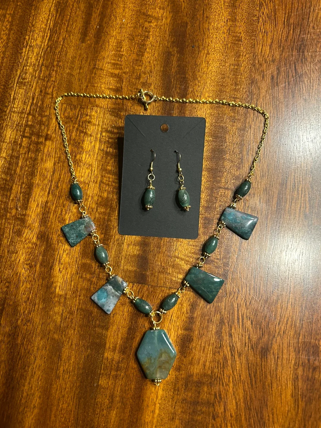 Green & Gold-Tone Statement Necklace & Earrings Set image indicator(4)