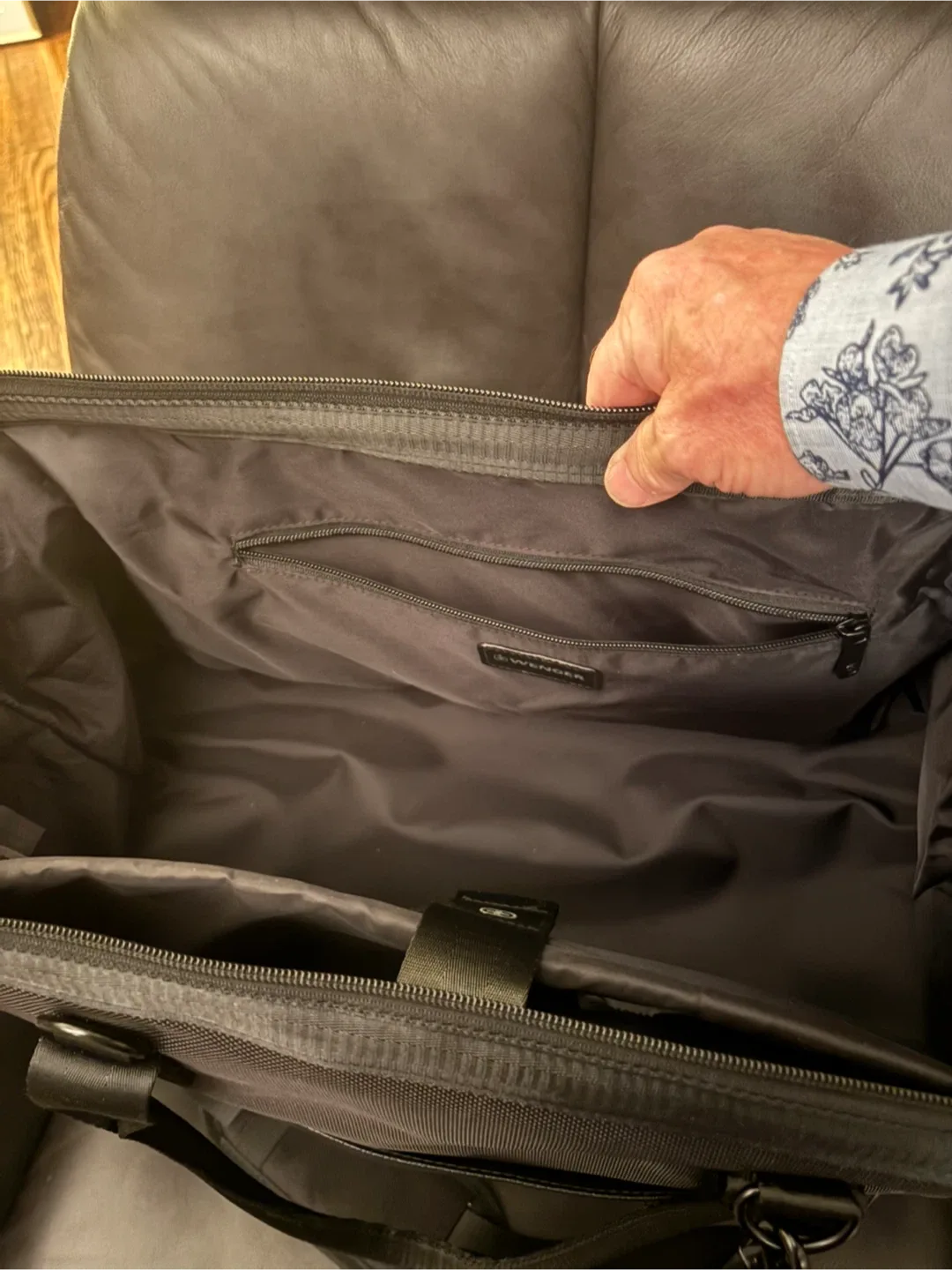 Wenger Black Duffel Bag image indicator(3)