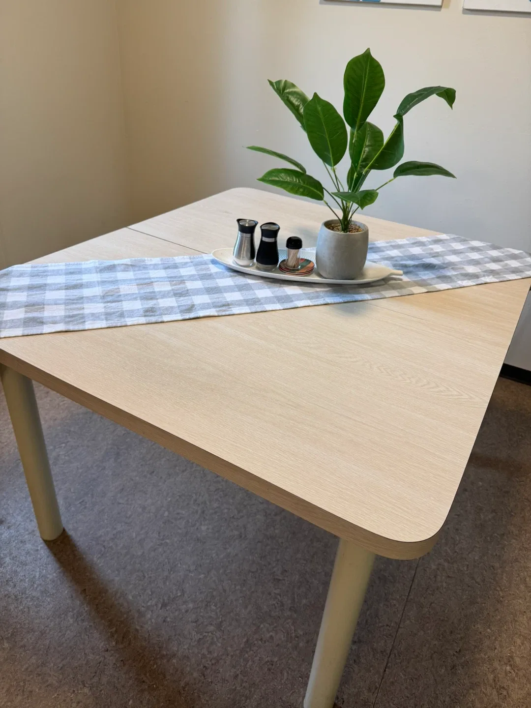 Extendable dining table