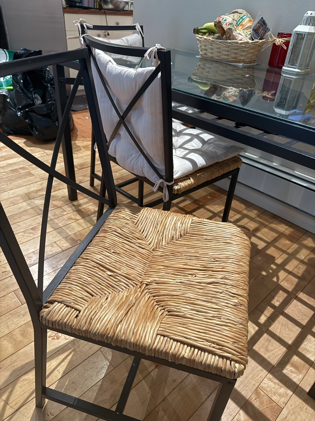 Dining table with 3 chairs - glass top - photo 4