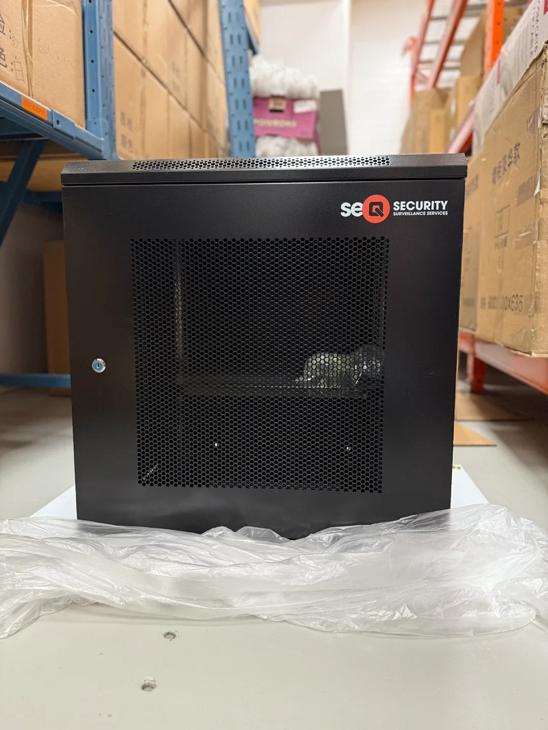 9U 4 door wall / floor mount server Cabinet - Black image indicator(4)