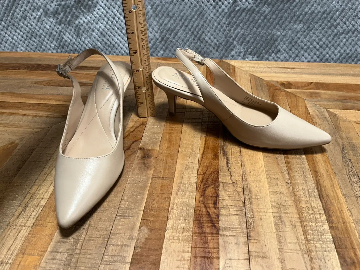 Brand name women’s heels - size 6 image indicator(4)