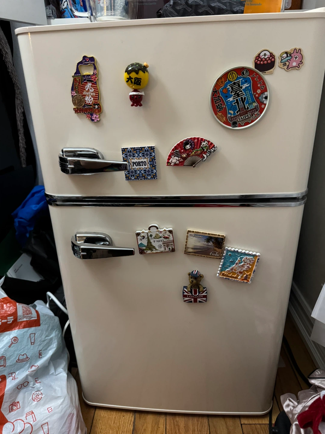 Insignia Retro Mini Fridge - working