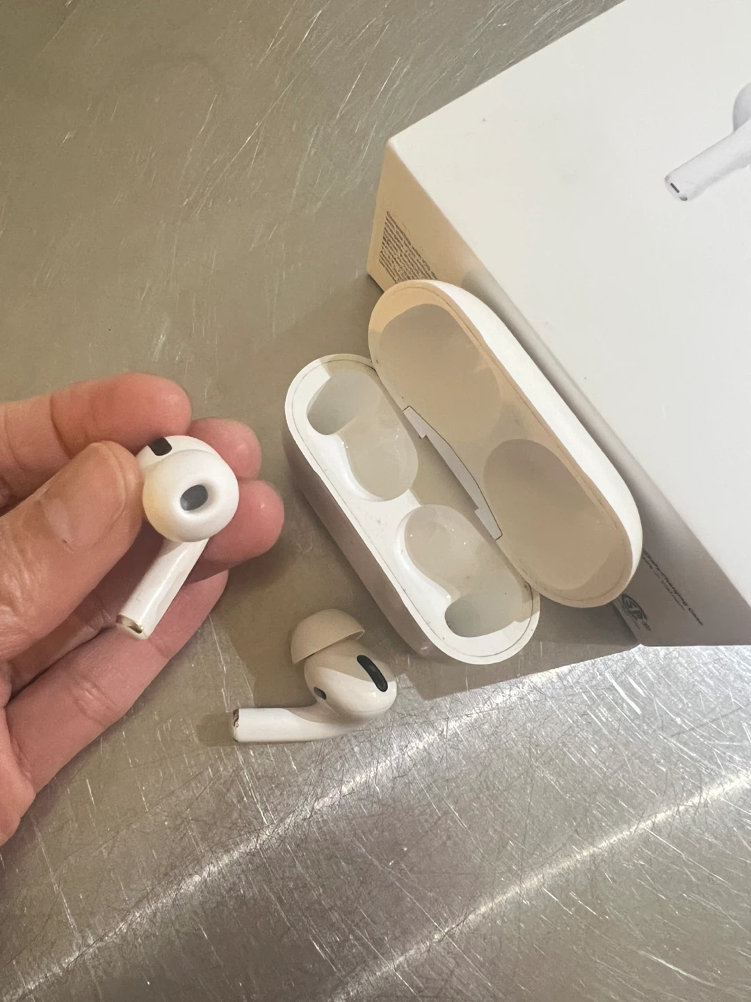 Apple AirPods Pro 2nd Gen with MagSafe Case - photo 4