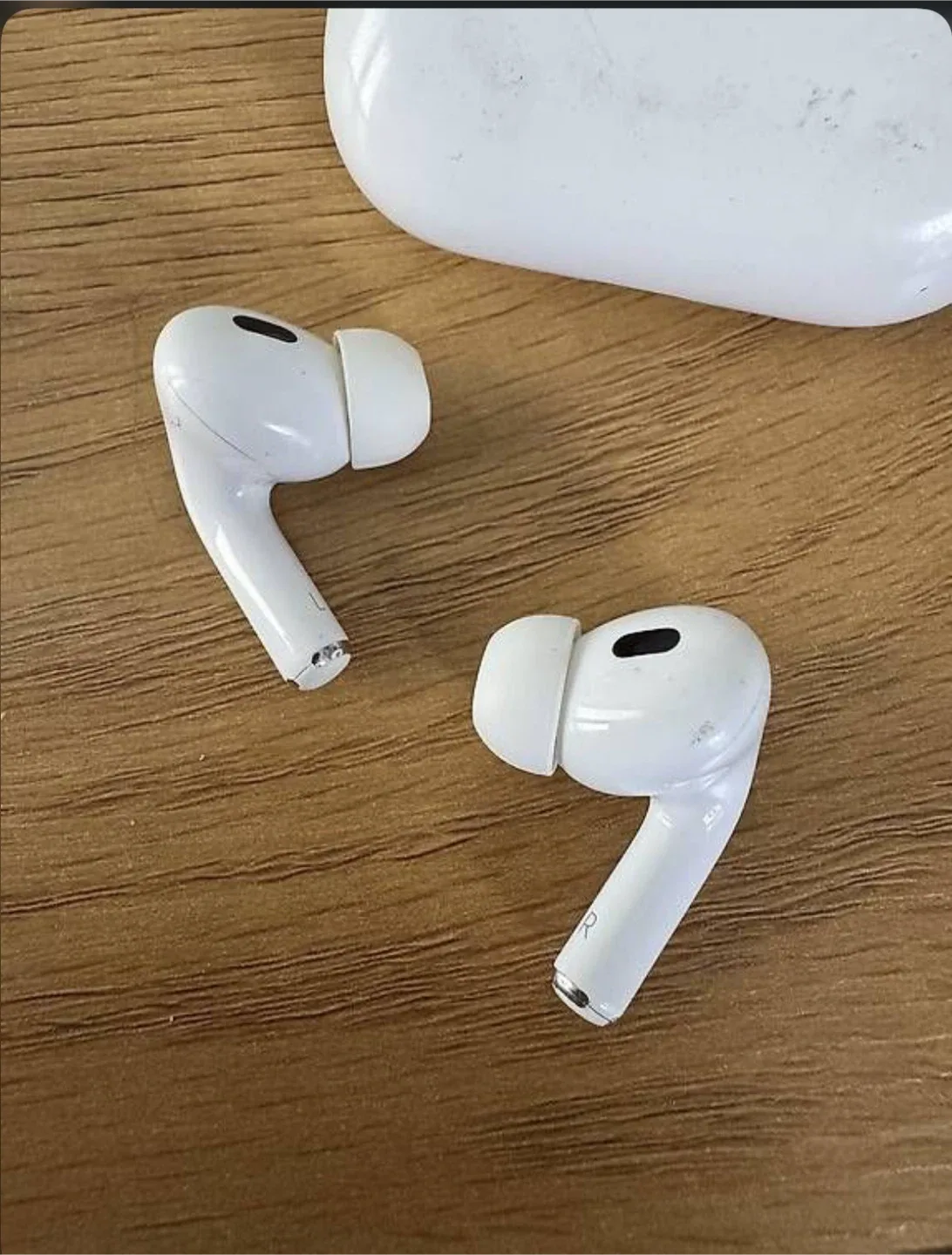Apple AirPods Pro 2nd Generation - Great Condition image indicator(2)