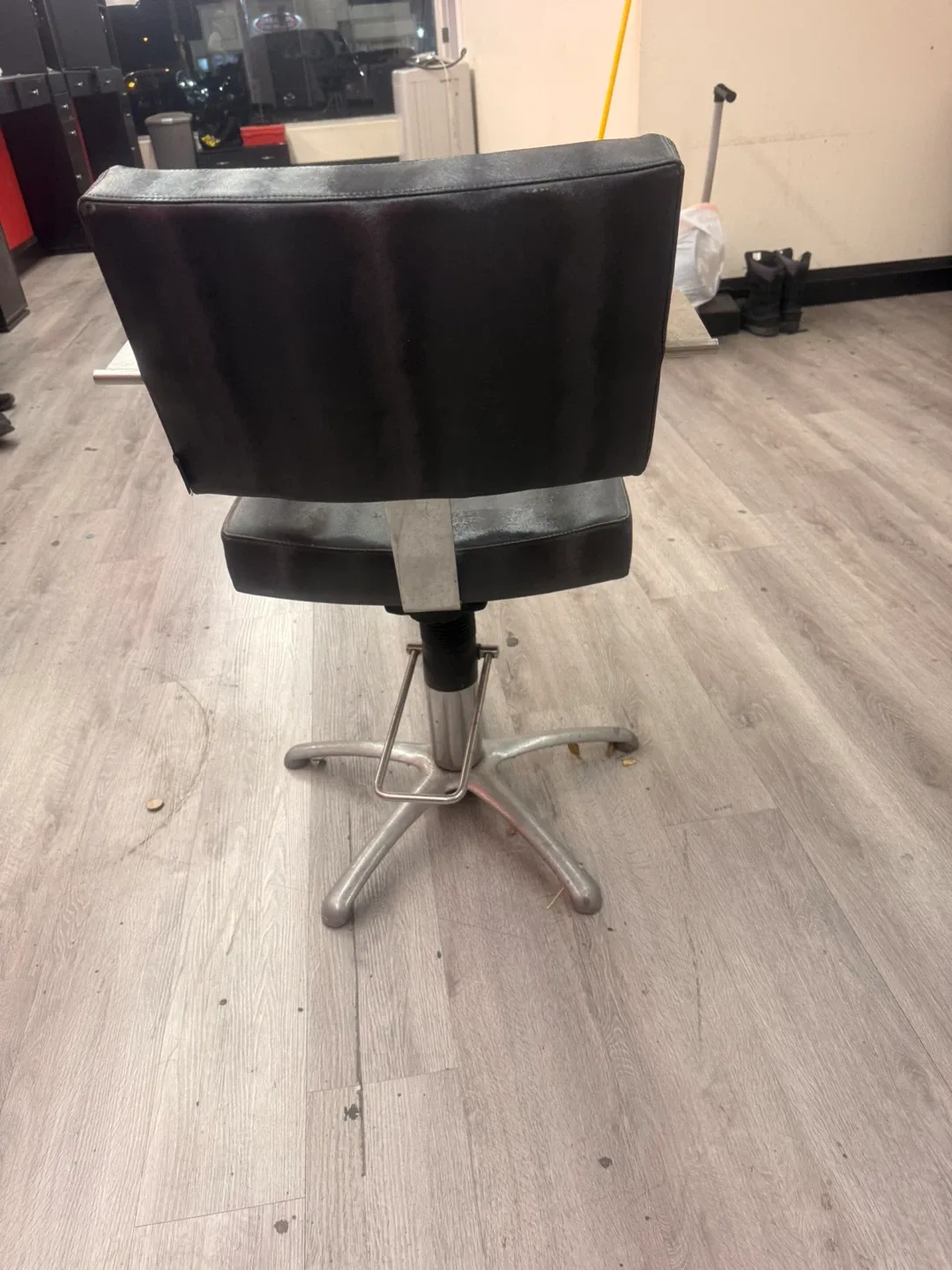 Black Salon Styling Chair image indicator(3)