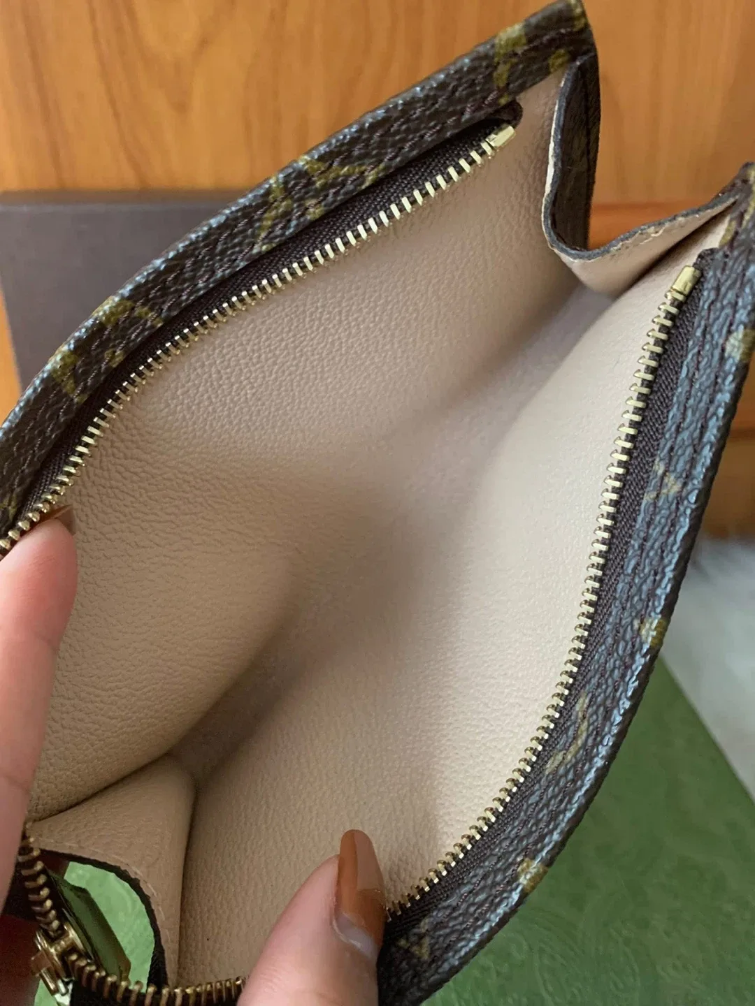 Louis Vuitton Toiletry 17 image indicator(4)