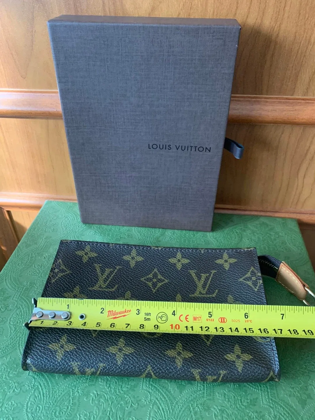 Louis Vuitton Toiletry 17 image indicator(2)