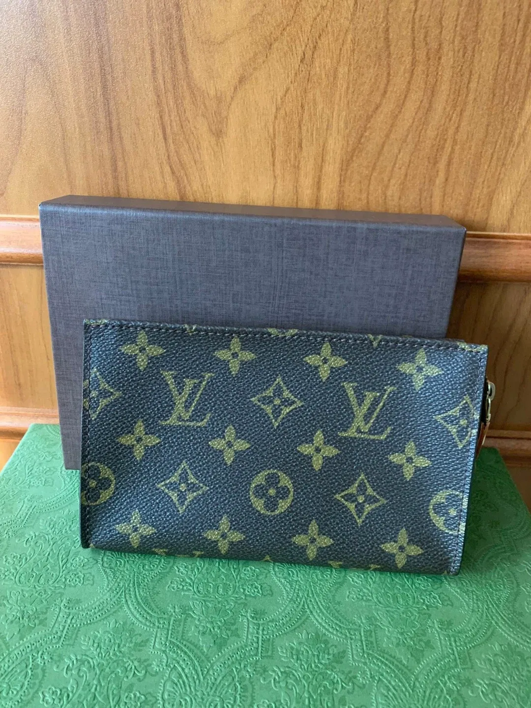 Louis Vuitton Toiletry 17 image indicator(6)