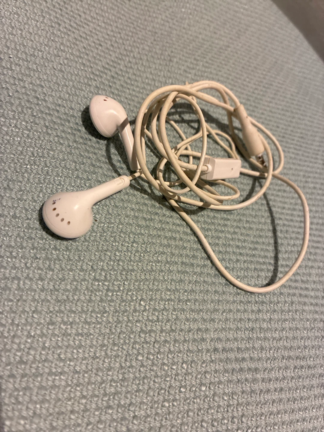 #freecycle White Wired Earbuds
