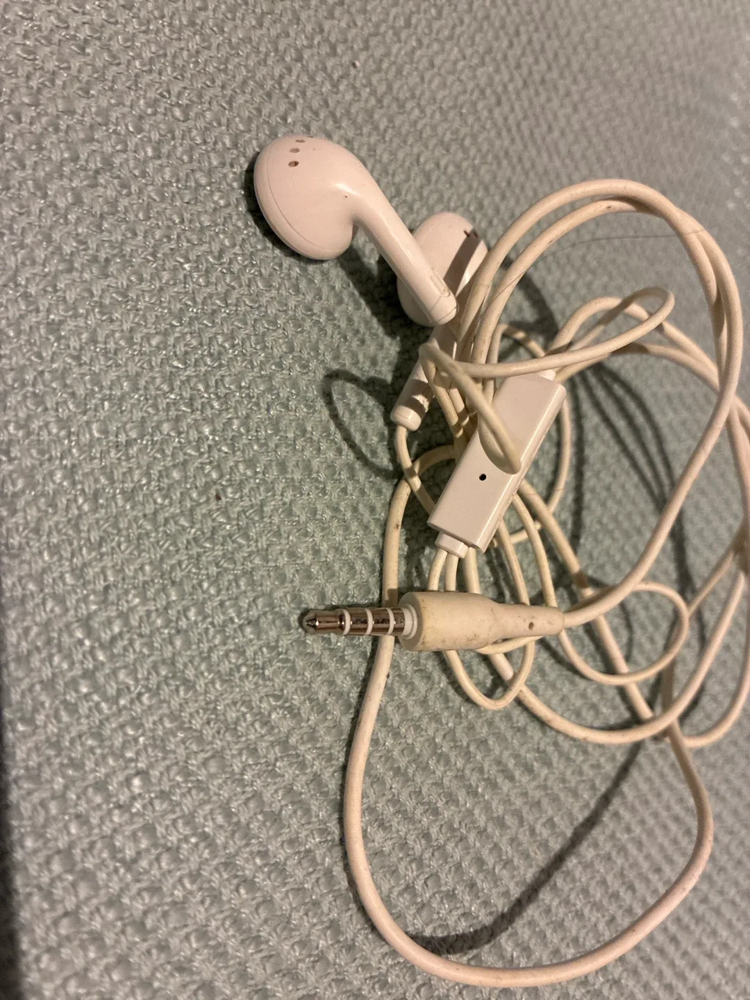 #freecycle White Wired Earbuds image indicator(2)