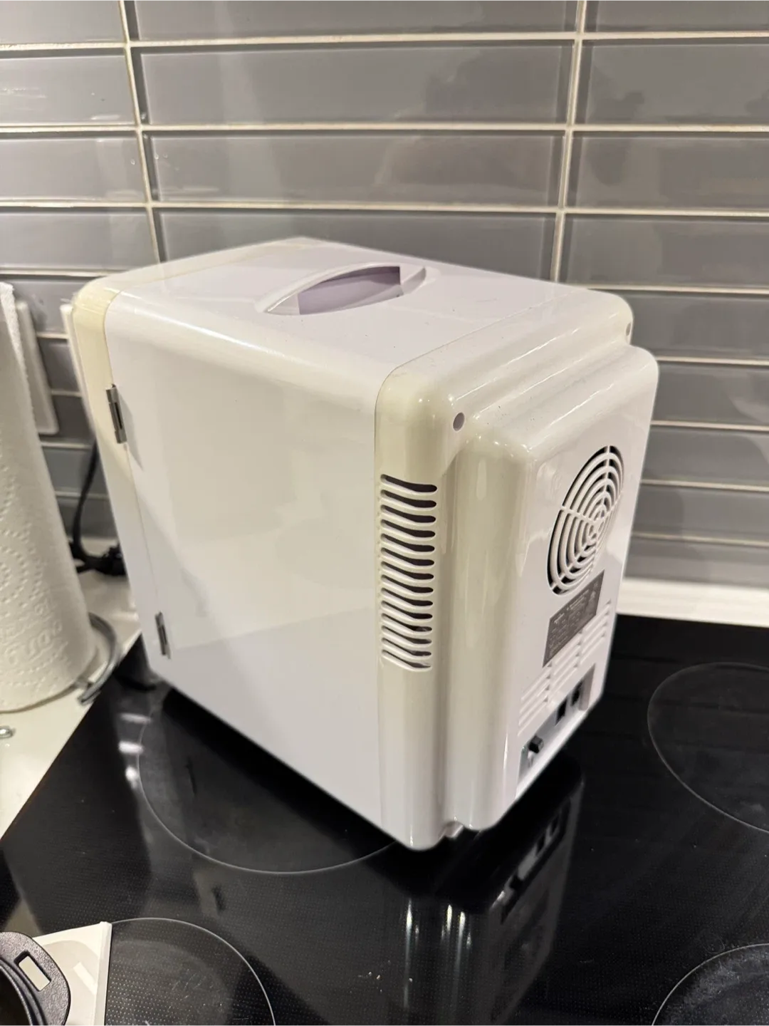 Koolatron Compact Personal Fridge - White image indicator(4)