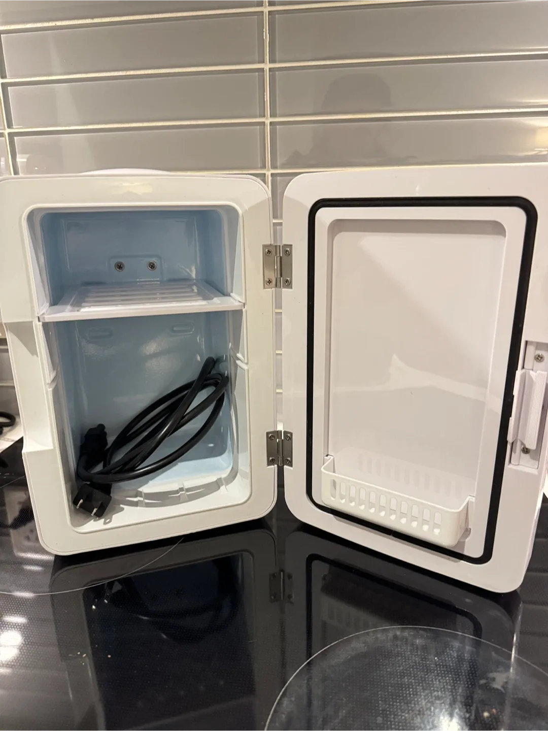 Koolatron Compact Personal Fridge - White image indicator(2)