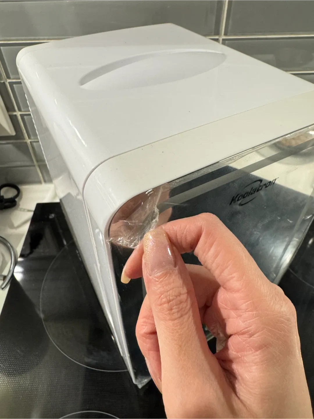 Koolatron Compact Personal Fridge - White image indicator(3)