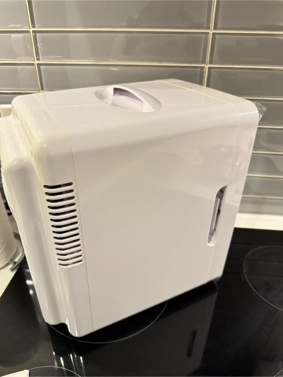 Koolatron Compact Personal Fridge - White image indicator(5)