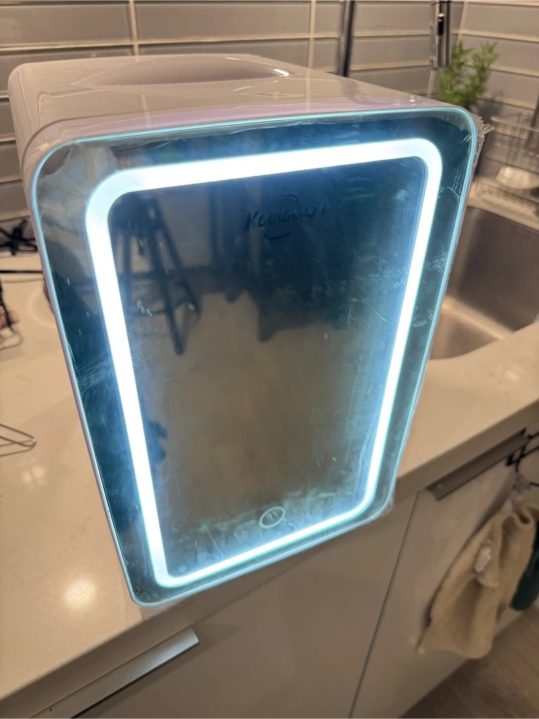 Koolatron Compact Personal Fridge - White image indicator(6)