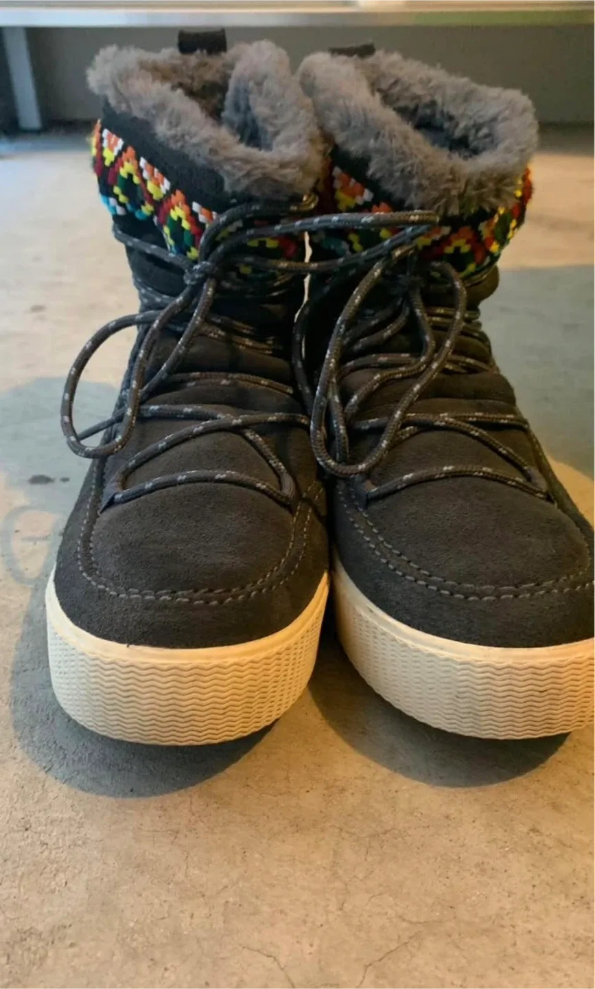 TOMS Women's Grey Suede Winter Boots, Size 8 image indicator(2)