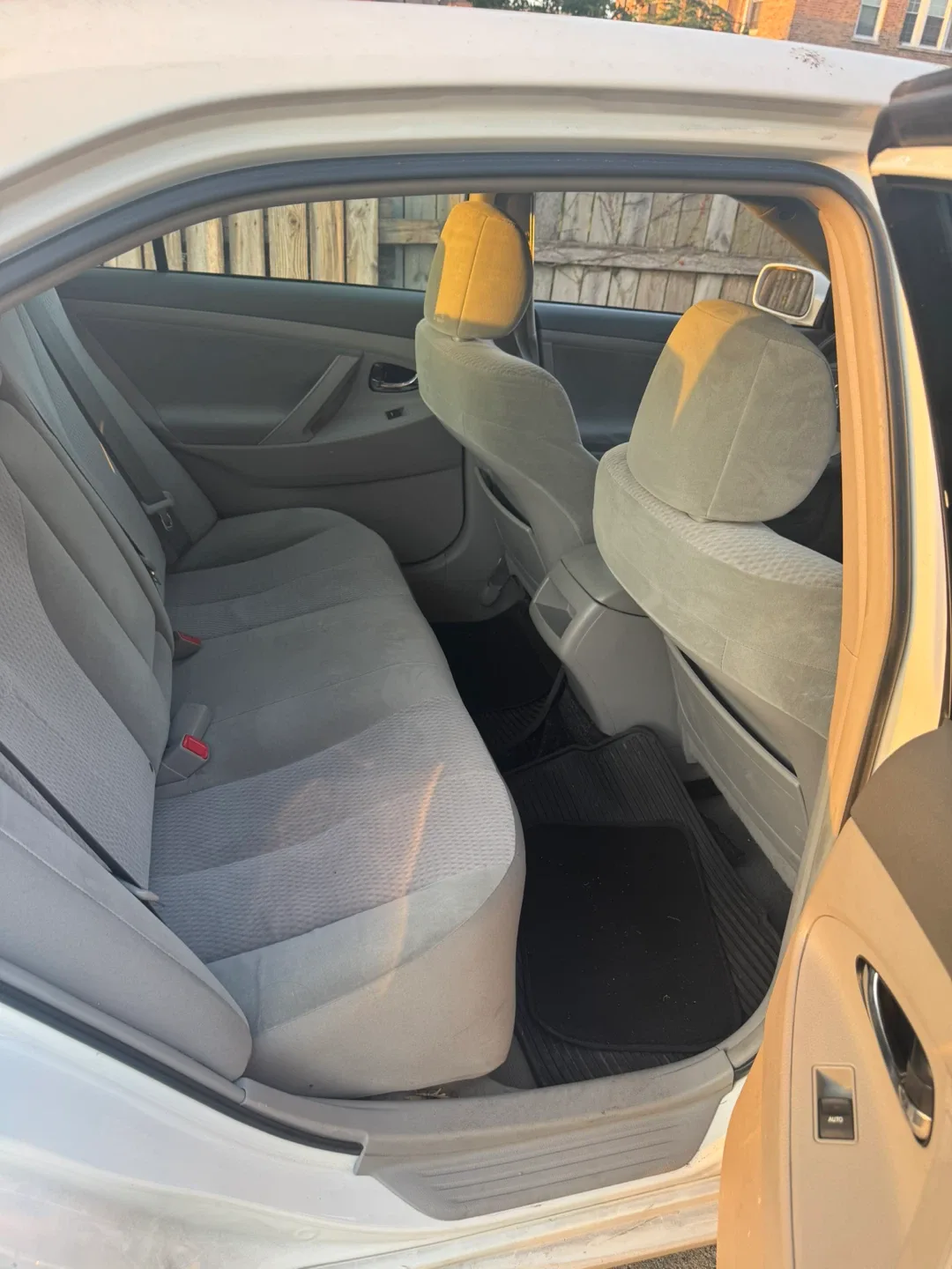 2011Toyota Camry LE Sedan - White image indicator(4)