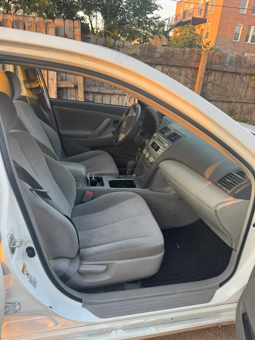 2011Toyota Camry LE Sedan - White image indicator(5)