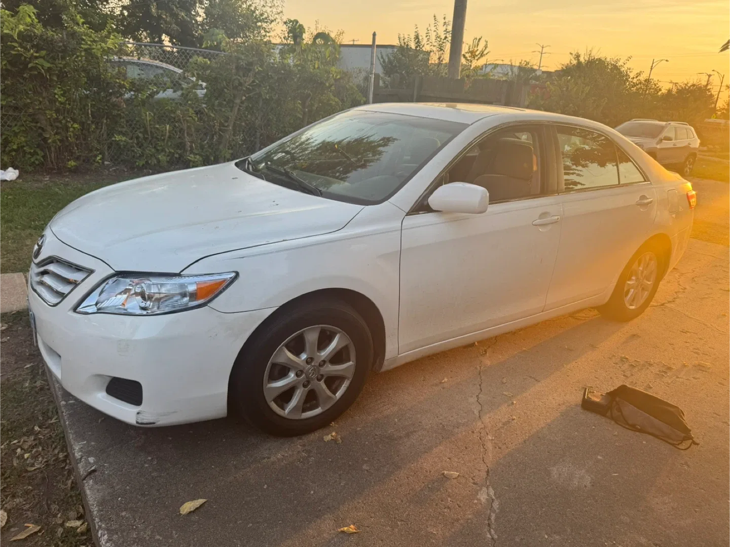 2011Toyota Camry LE Sedan - White image indicator(2)