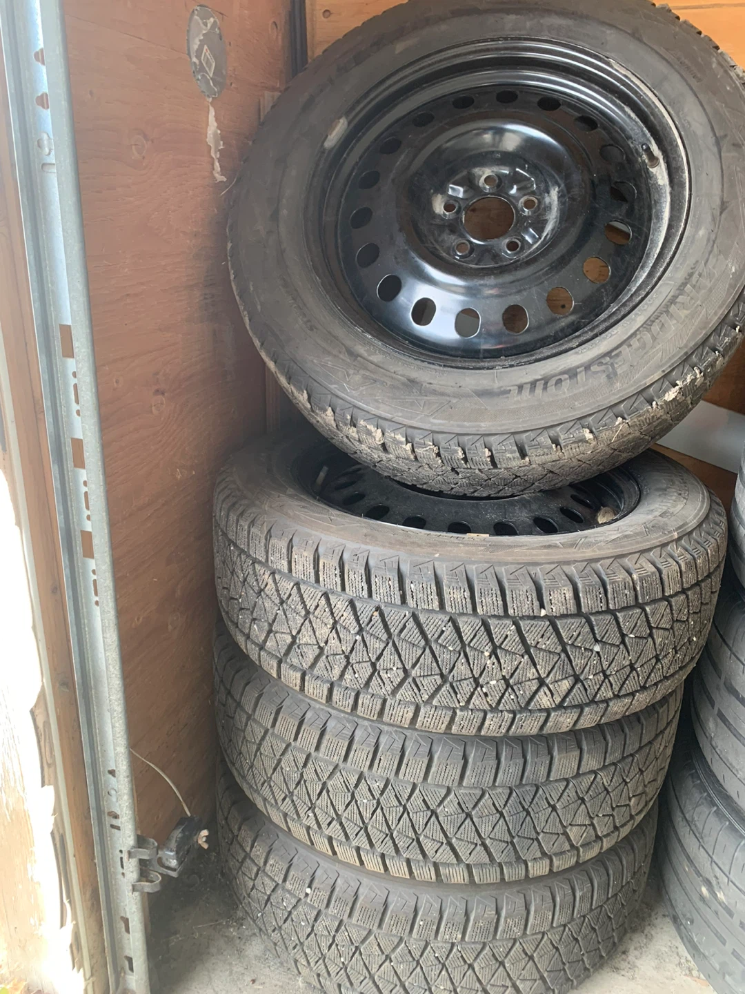 Bridgestone Blizzak DM-V2 235/60R18 Winter Tires - photo 3