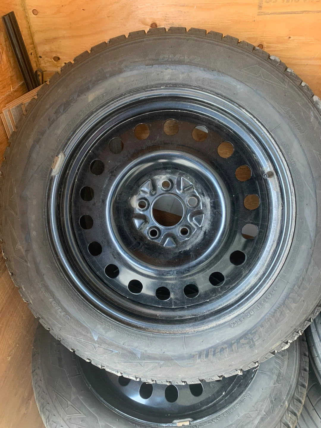 Bridgestone Blizzak DM-V2 235/60R18 Winter Tires