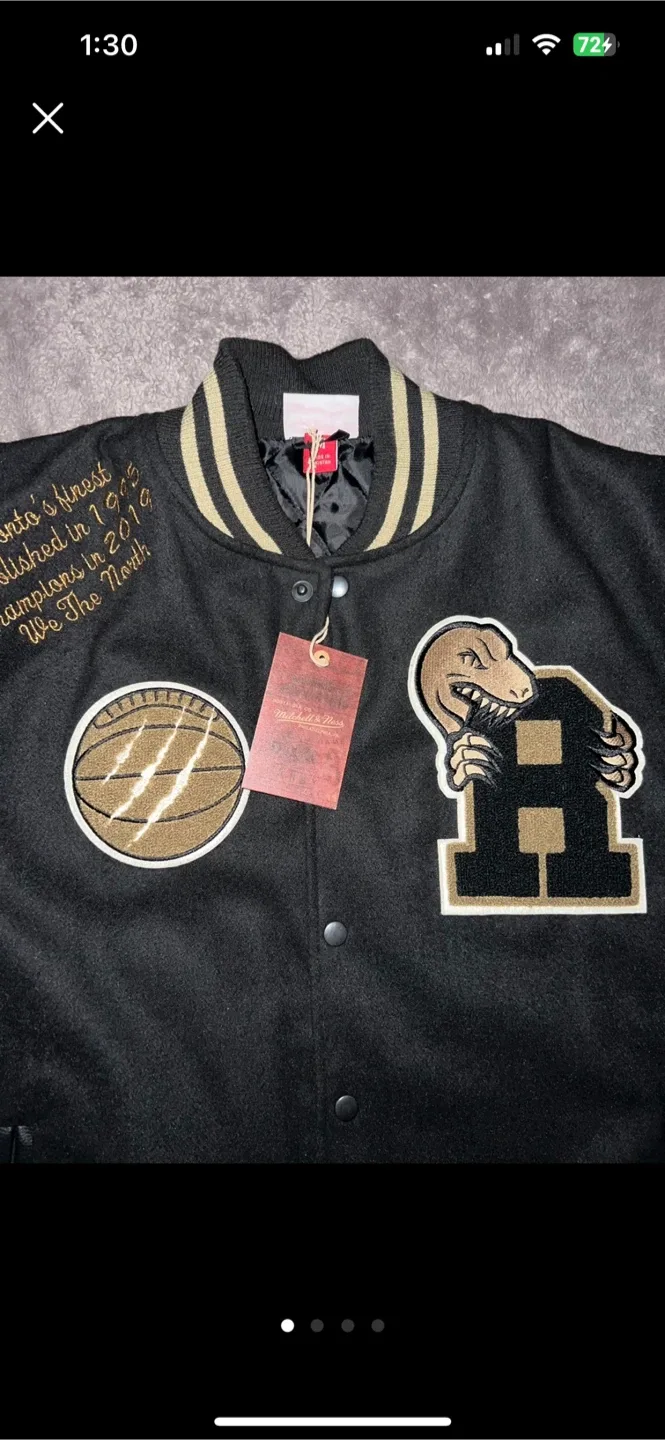 Mitchell & Ness Raptors Varsity Jacket size Large image indicator(2)