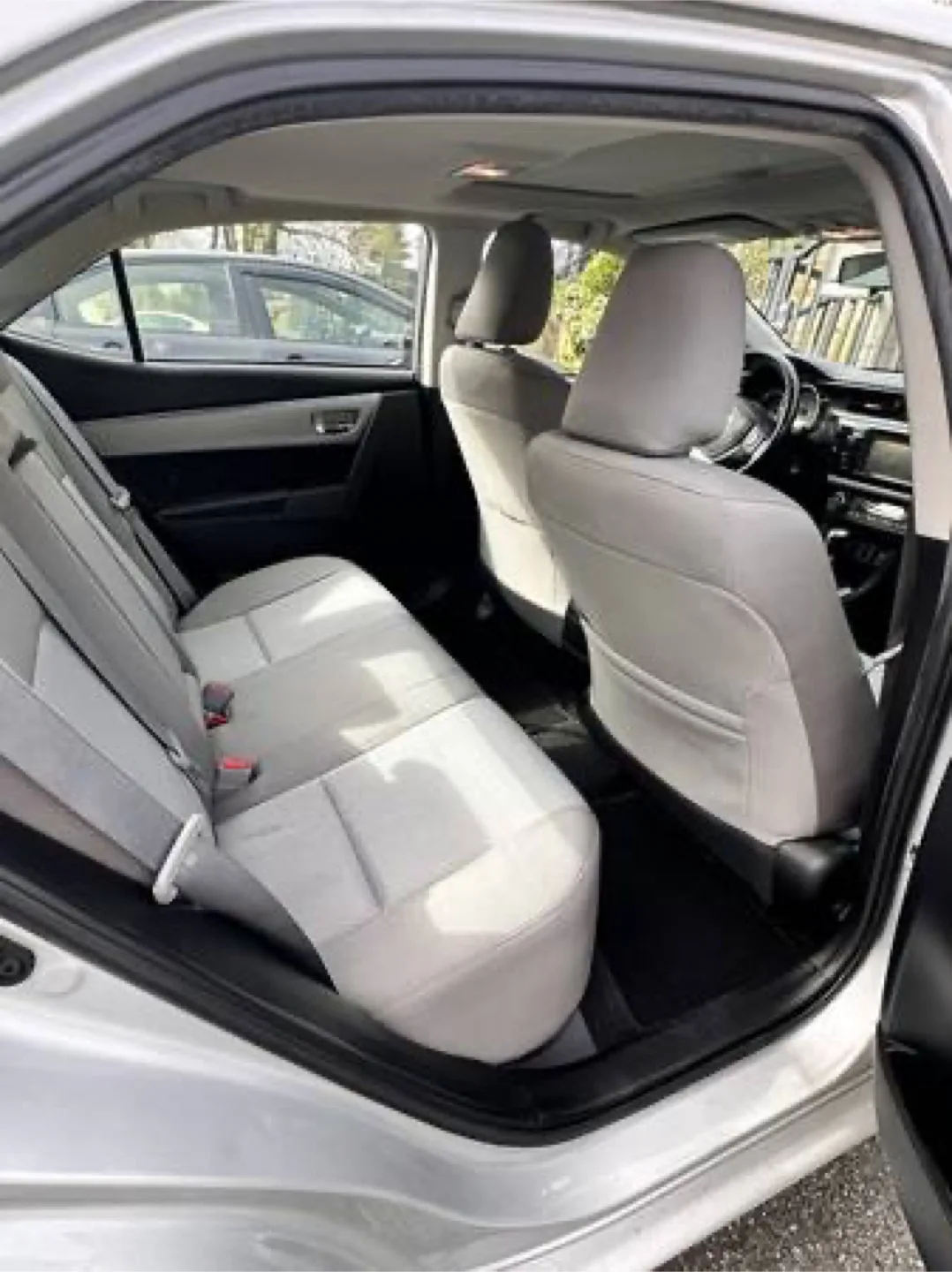 Toyota Corolla LE - Silver Sedan image indicator(6)