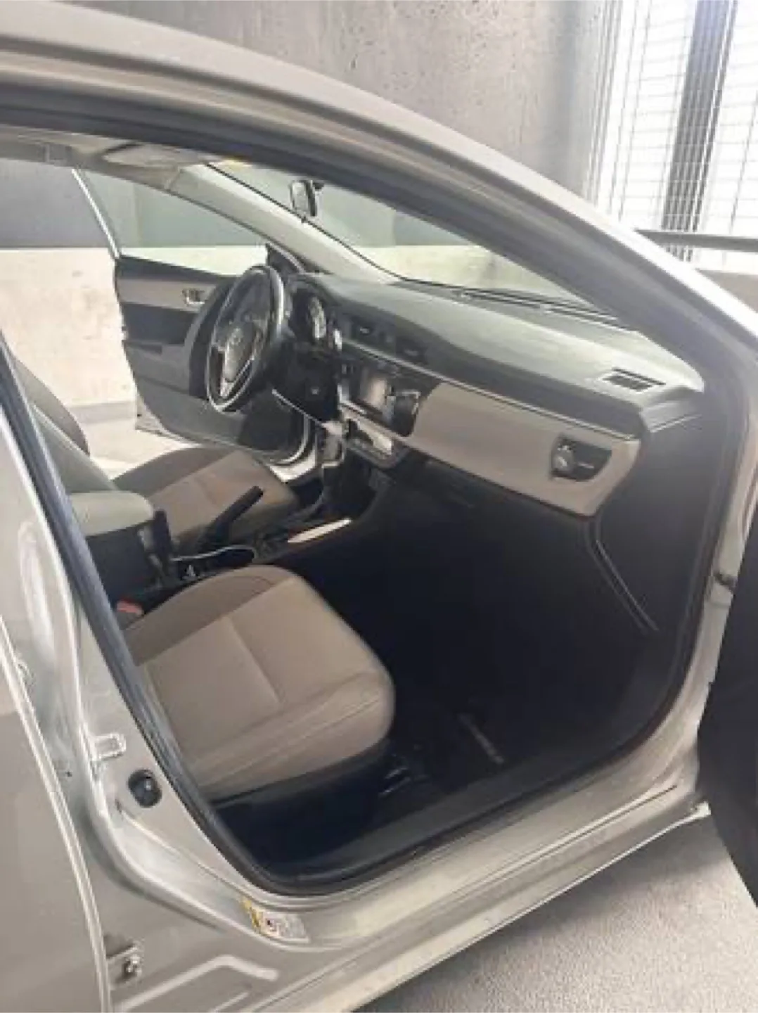 Toyota Corolla LE - Silver Sedan image indicator(5)