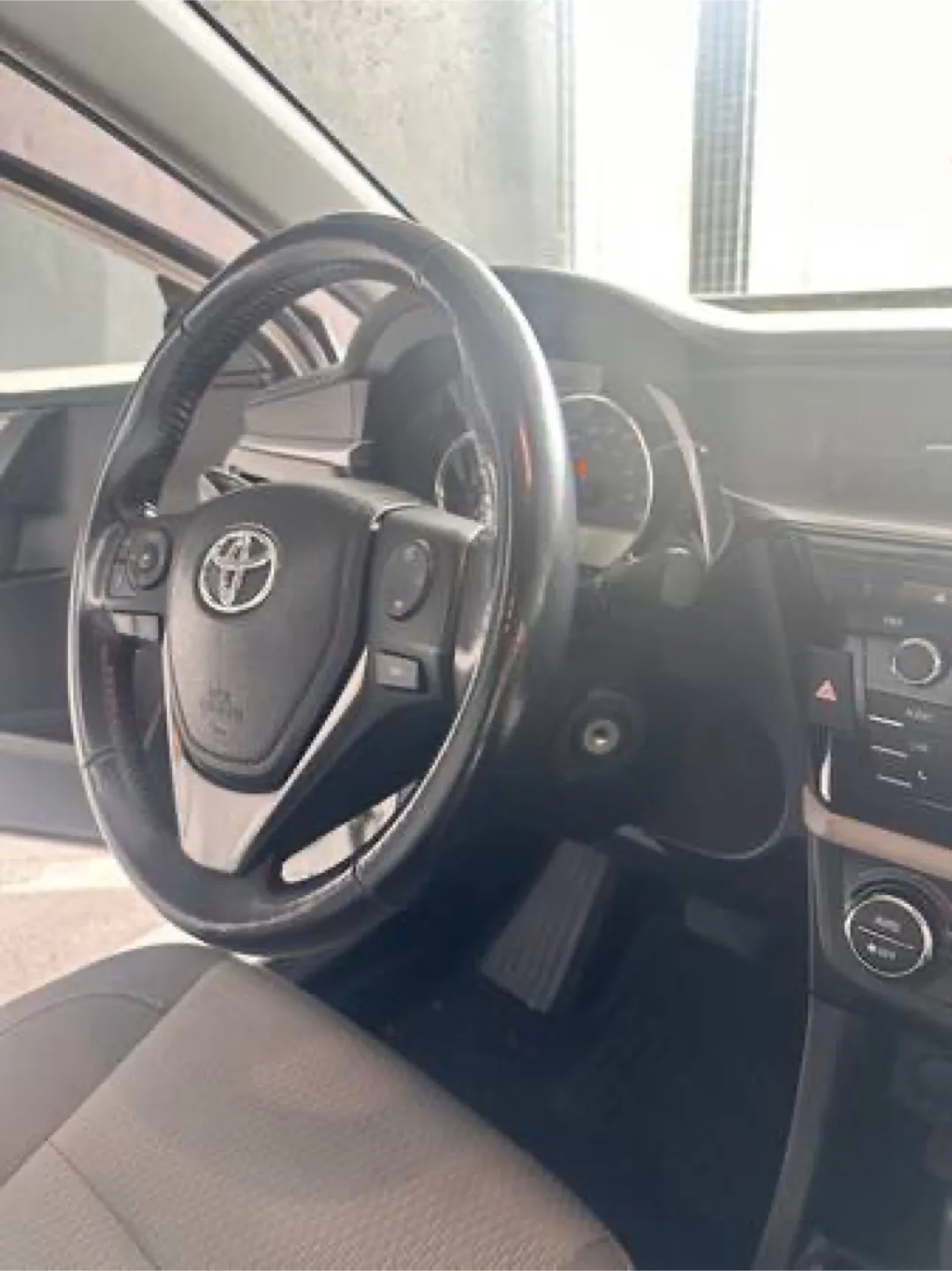 Toyota Corolla LE - Silver Sedan image indicator(7)