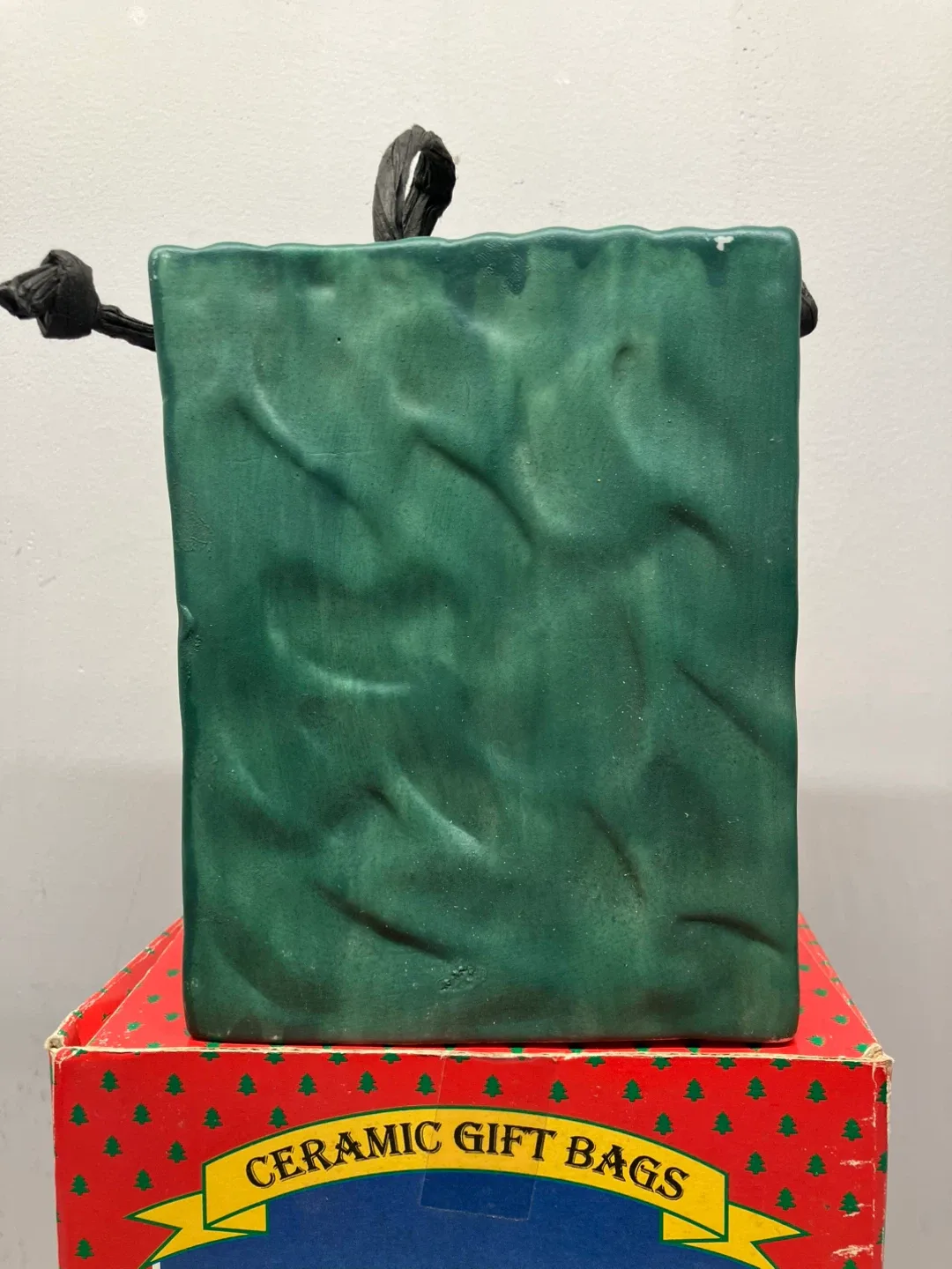 Vintage Santa Claus Ceramic Gift Bag - 5” x 6” x 2” image indicator(7)