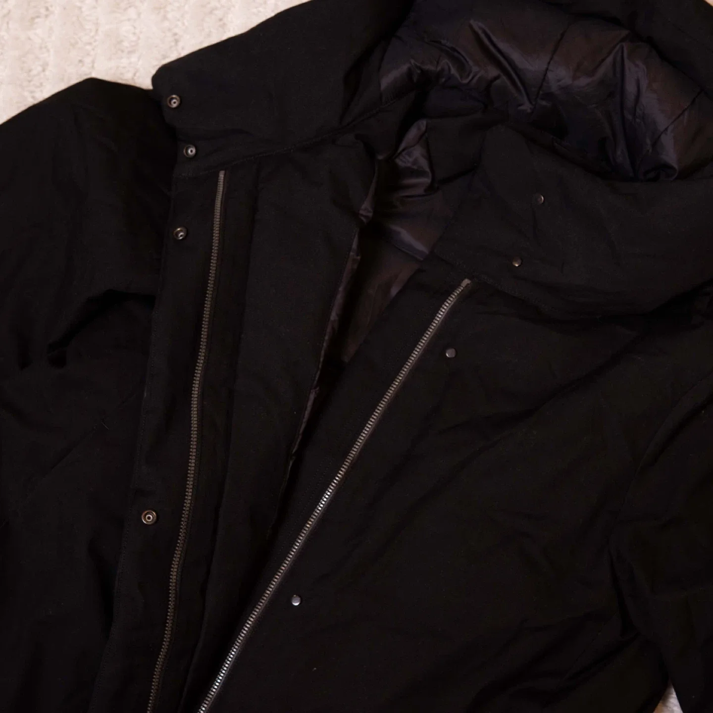 Uniqlo Black Down puffer Jacket - Size XS image indicator(5)