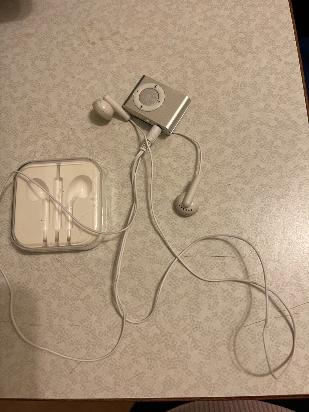 iPod Shuffle (Silver) with Headphones