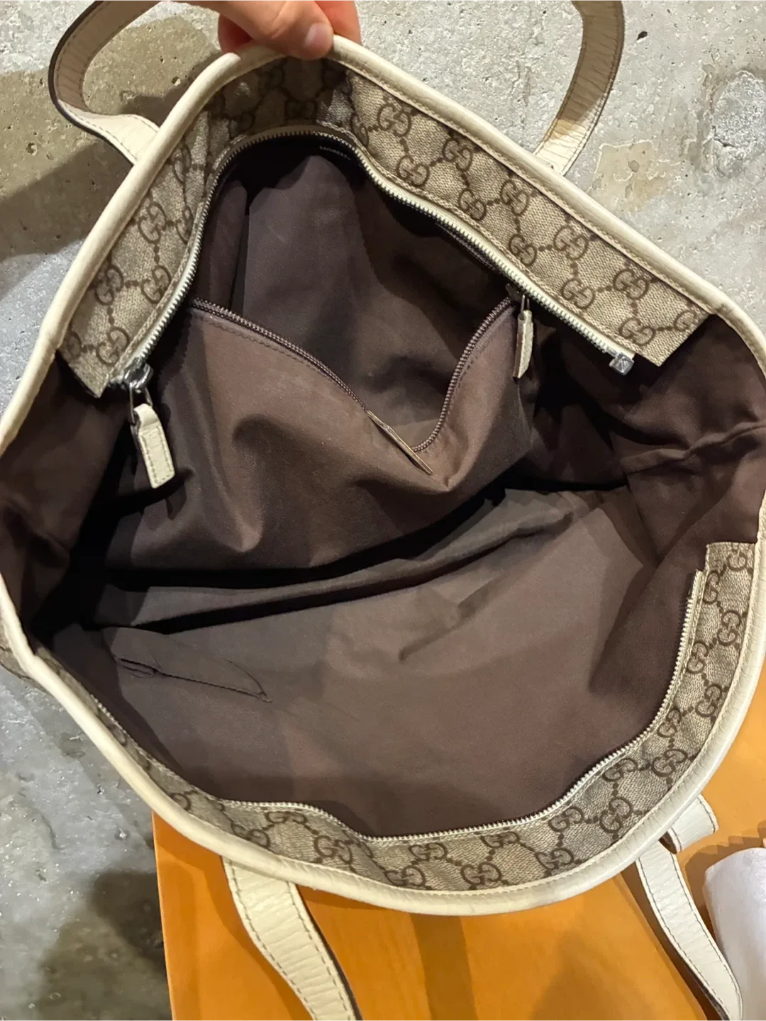 Gucci GG White Tote Bag image indicator(6)