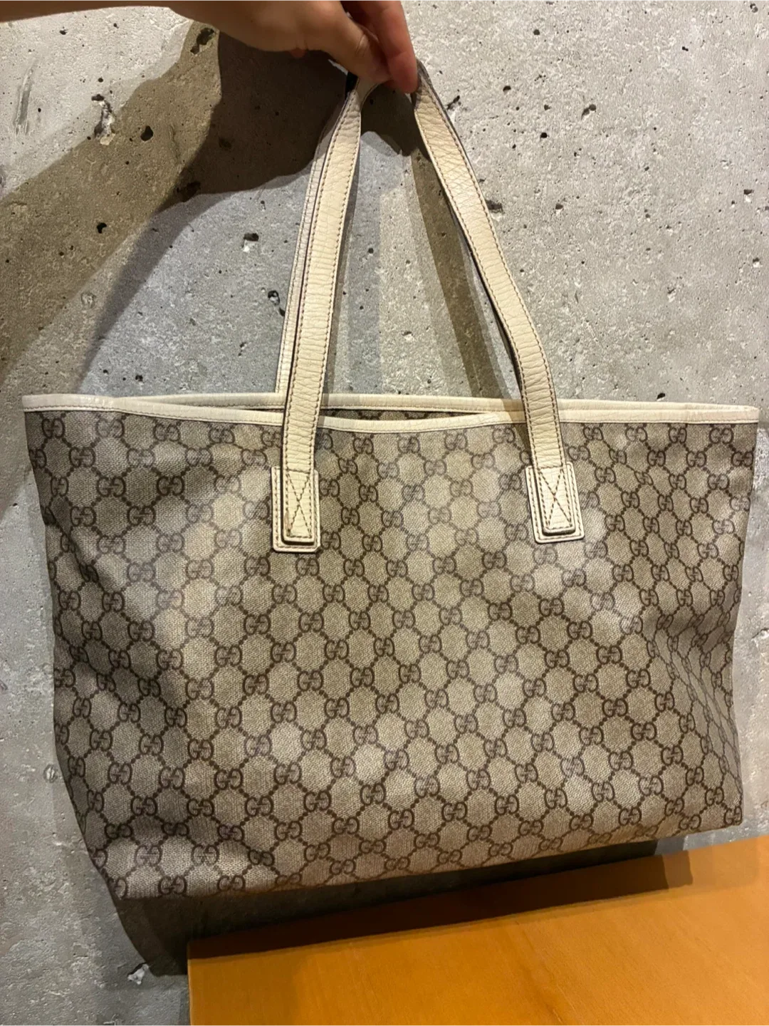 Gucci GG White Tote Bag image indicator(2)