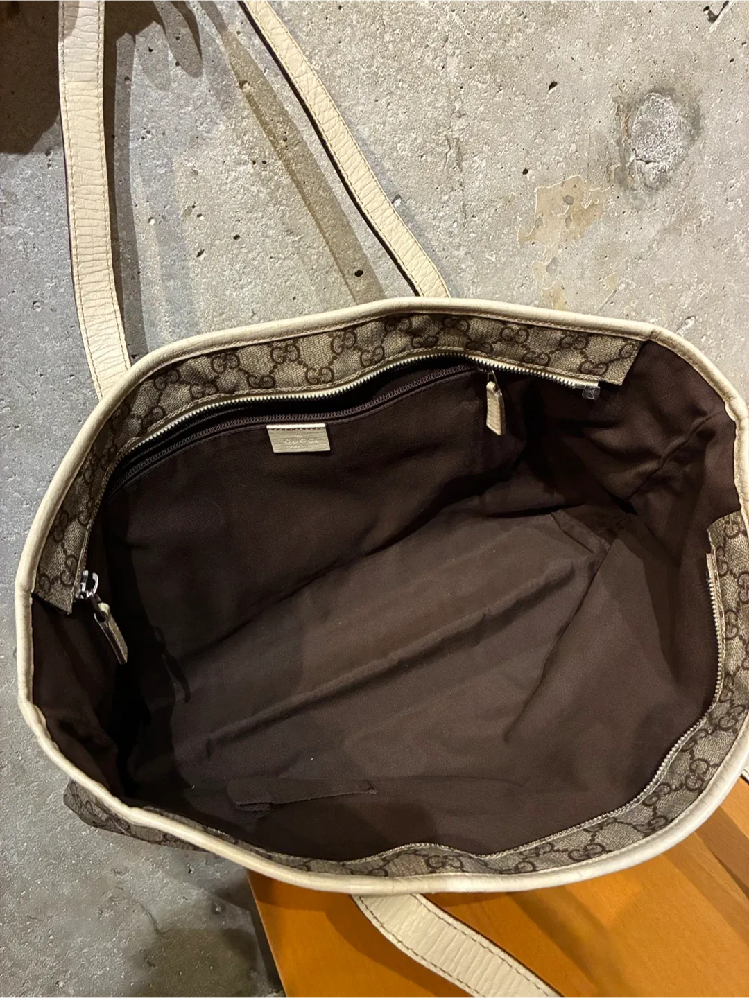 Gucci GG White Tote Bag image indicator(5)